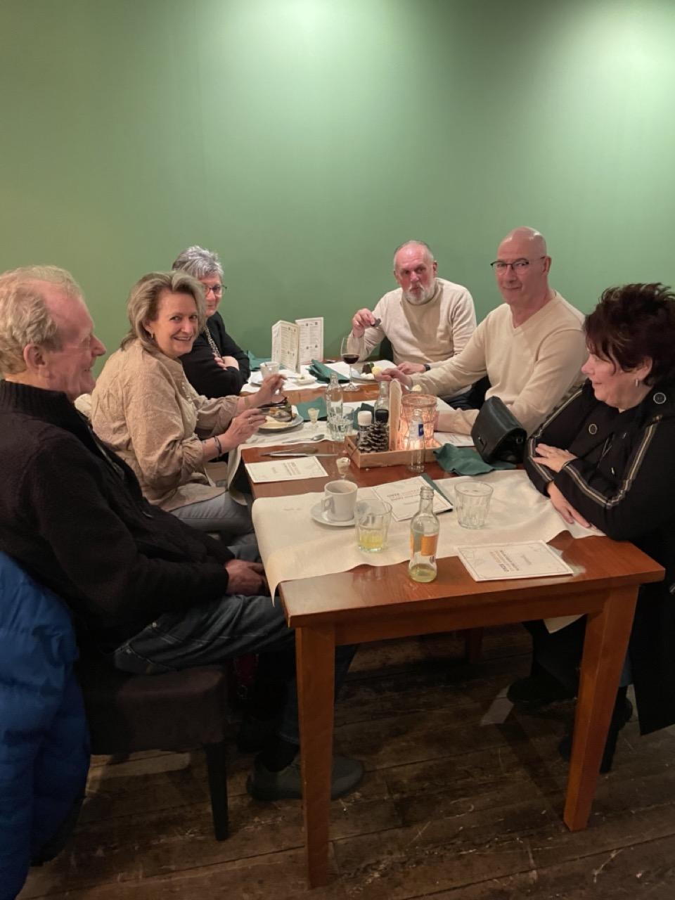 Een groep vrienden geniet van lekkere maaltijden bij Bistro Restaurant Ratatouille